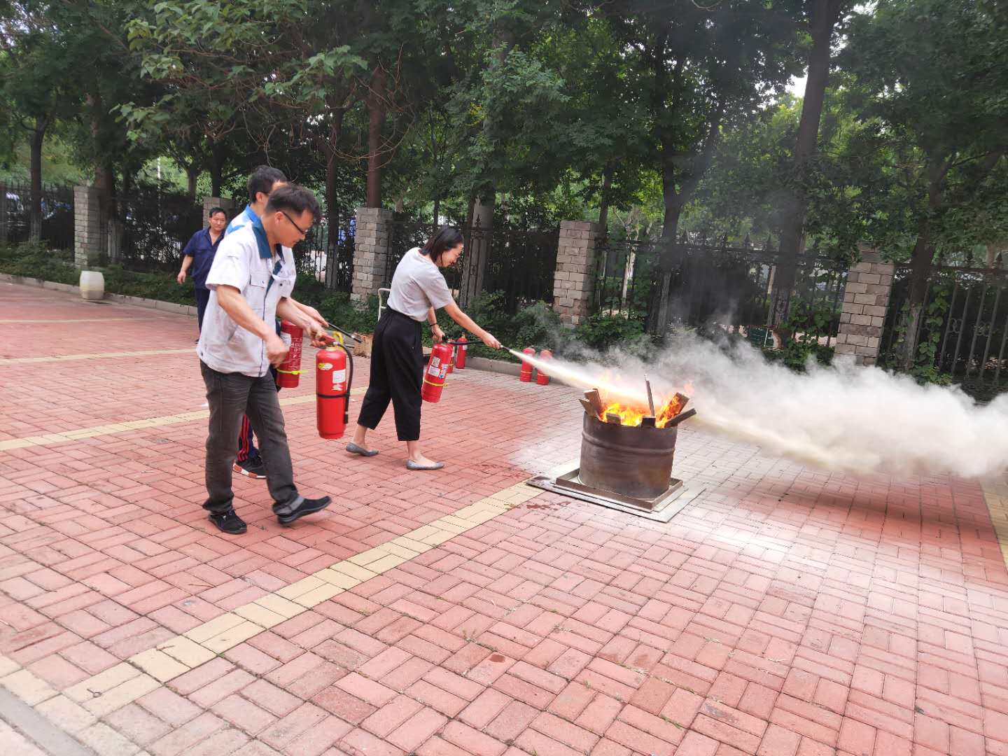 消防演习-正确使用灭火器